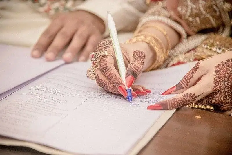 Nikah Nama signing in Karachi during Muslim court marriage with Qazi Nikah Khawan and legal documentation assistance